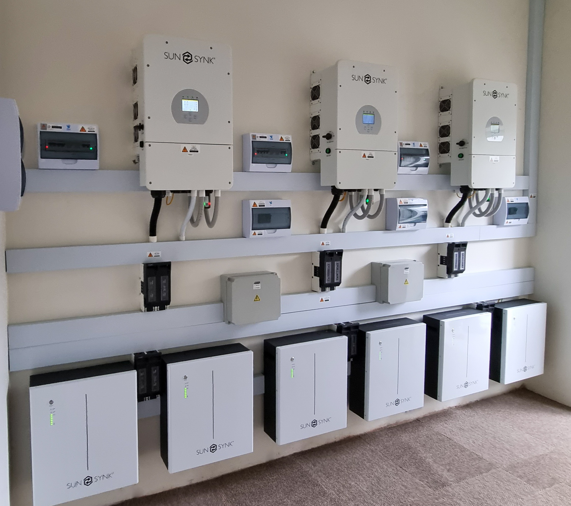 Multi inverter and battery system installation